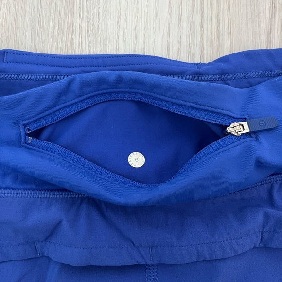 size 6 lululemon shorts - Picture 4 of 5